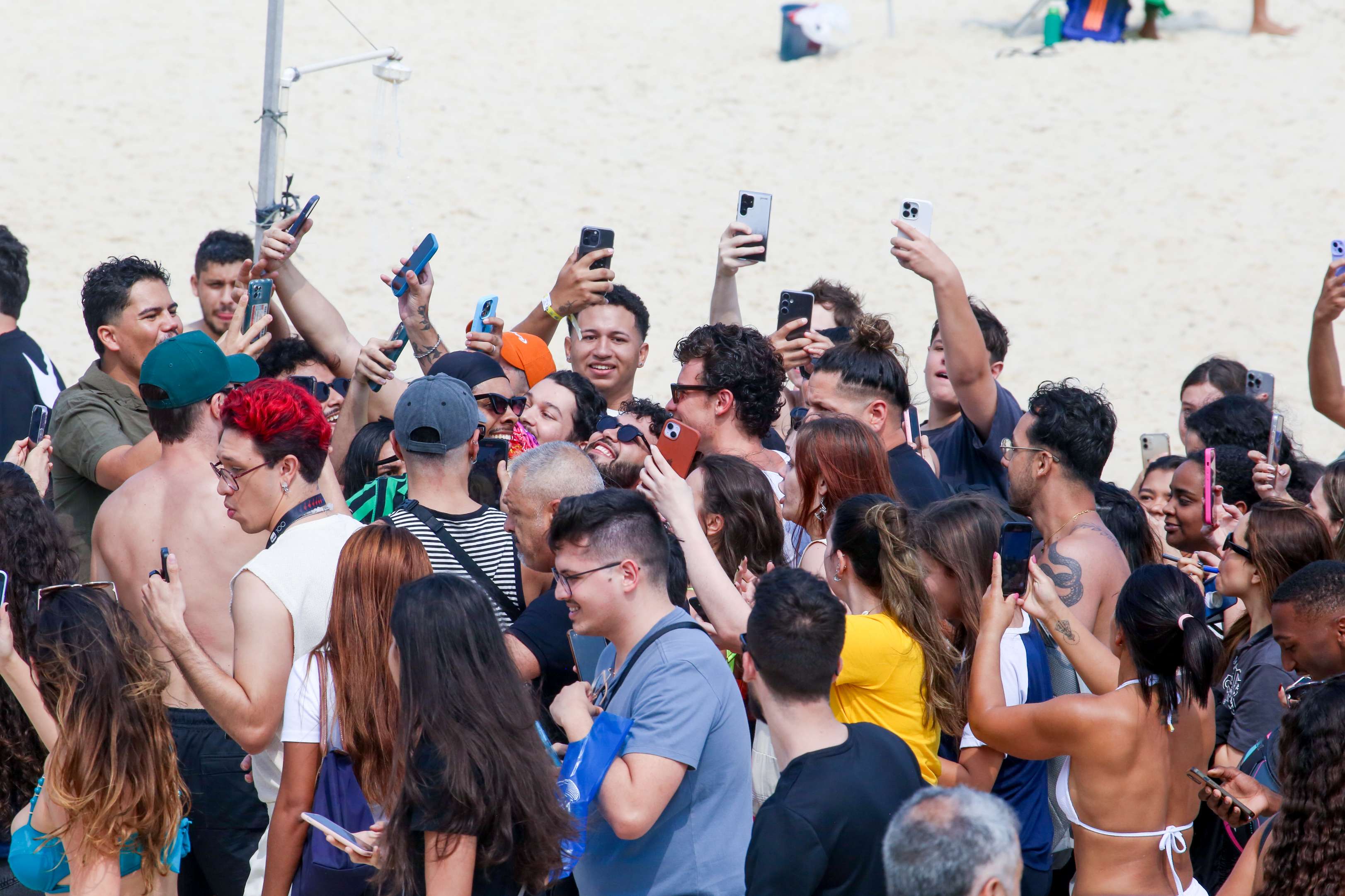 Shawn Mendes vai à praia em Ipanema, mas é engolido por multidão ( JC Pereira/ AGNEWS )