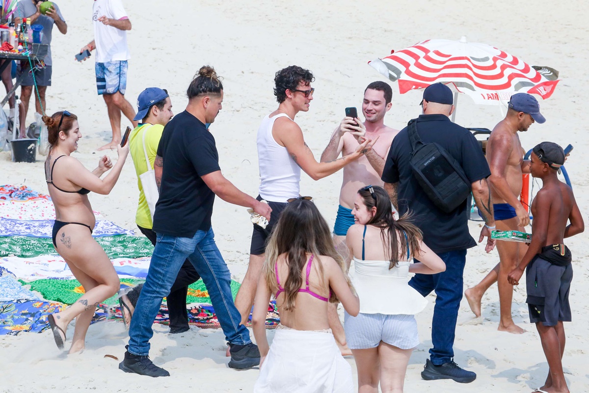 Shawn Mendes vai à praia em Ipanema, mas é engolido por multidão ( JC Pereira/ AGNEWS )