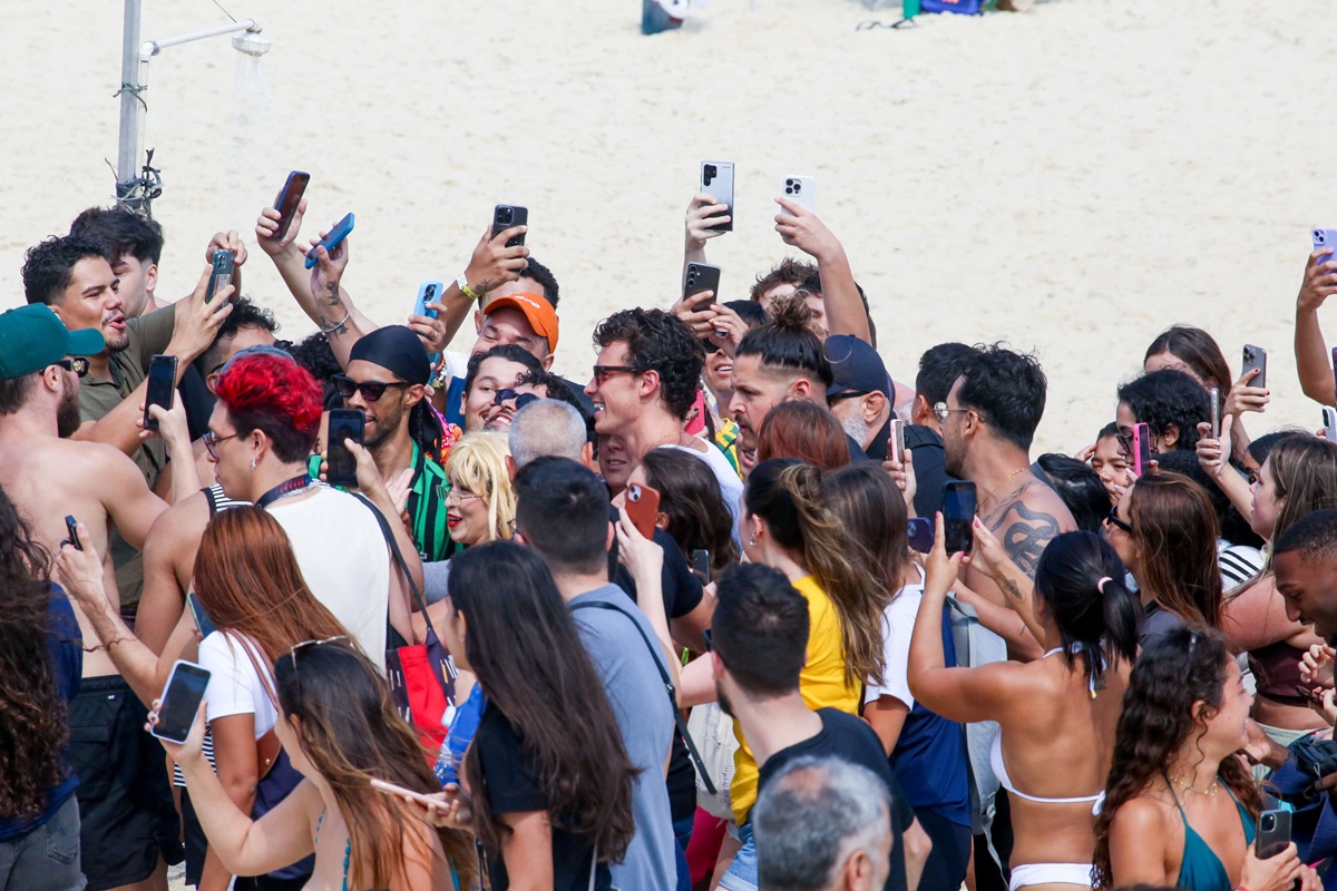 Shawn Mendes vai à praia em Ipanema, mas é engolido por multidão ( JC Pereira/ AGNEWS )