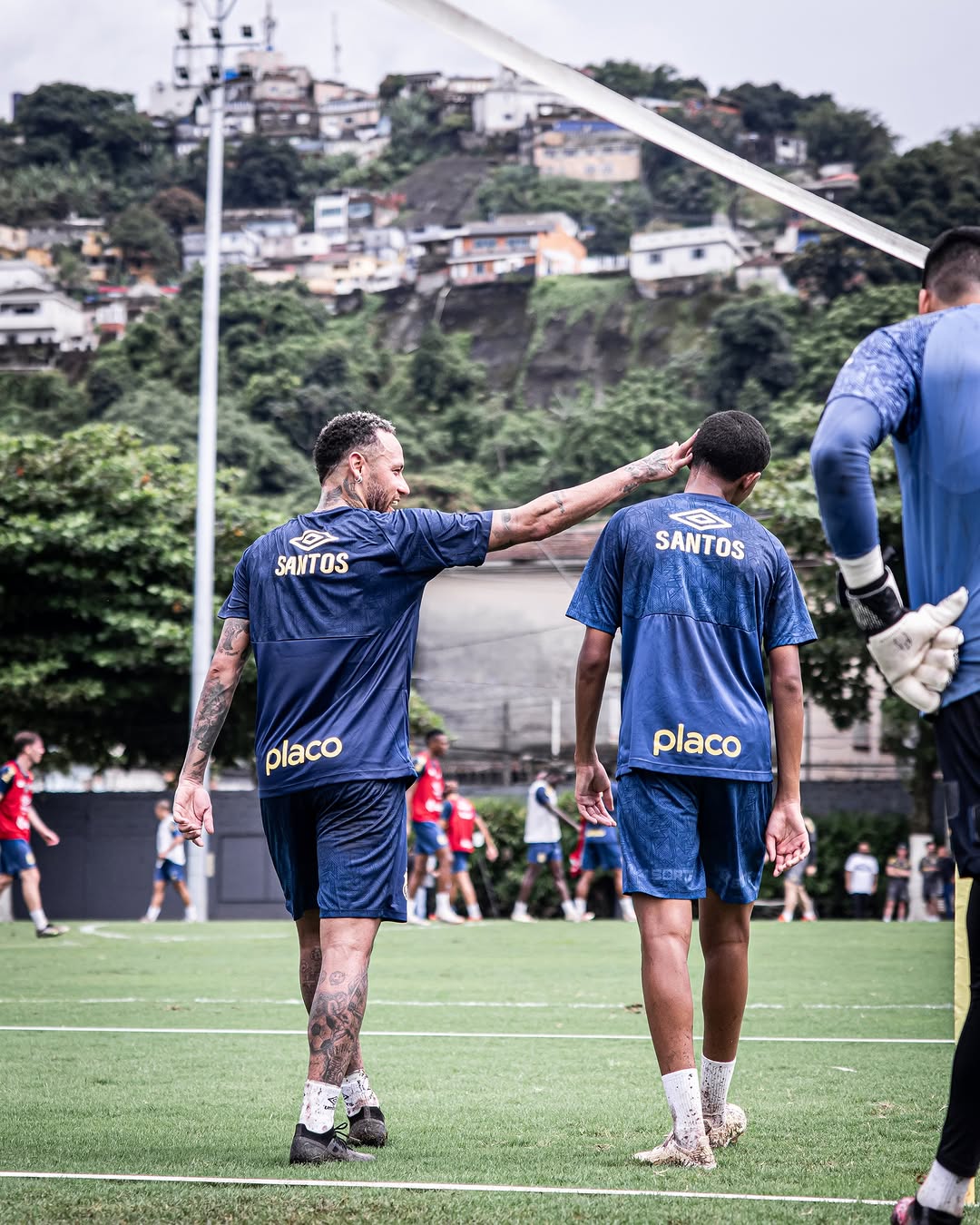 Juninho e Neymar no treino do Santos / Reprodução: Santos Futebol Clube