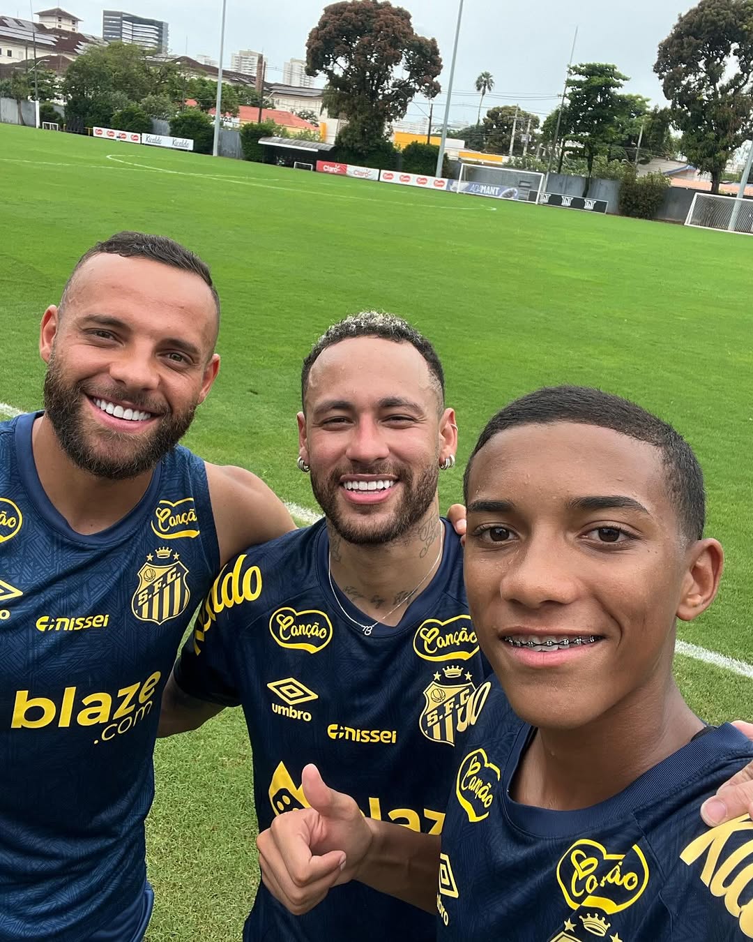 Guilherme e Neymar com Juninho no treino do Santos / Reprodução: Santos Futebol Clube