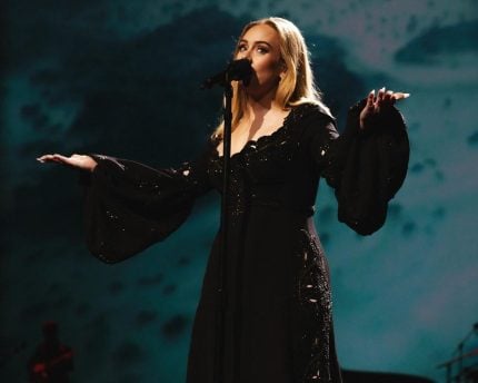 Adele encerra residência de 100 shows em Las Vegas com vídeo emocionante