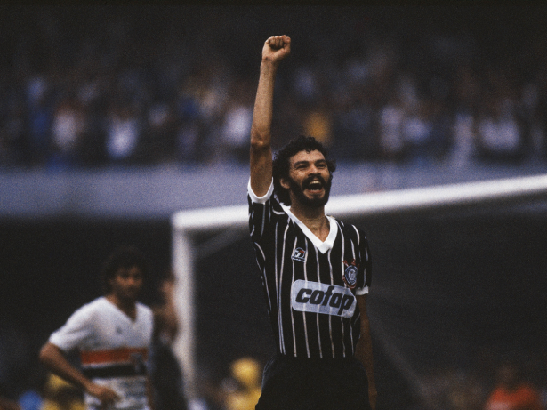 Sócrates Brasileiro: Walter Salles conta a história do ídolo do Corinthians