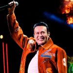 Zé Cantor celebra 20 anos com gravação de DVD repleta de amigos e nostalgia