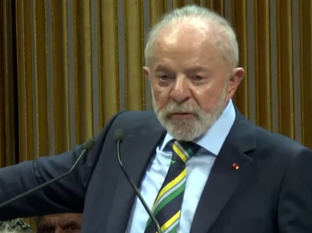 Em Paris, Lula reforça críticas a Bolsonaro e defende regulação das redes sociais