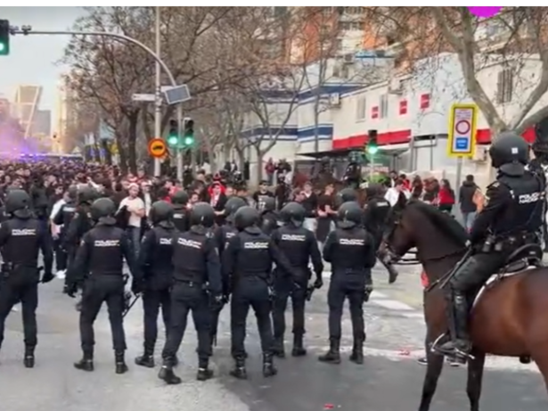 Torcedores do Benfica confrontam policiais antes de jogo contra o Real Madrid na Champions