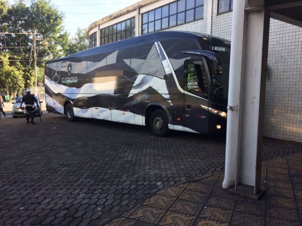 Ônibus da base do Botafogo fica em meio a operação policial na Linha Amarela