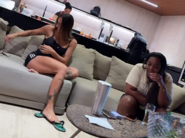 Tainá Militão “monitora” o marido, Éder Militão, por videochamada durante viagem ao Rio