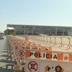 PM fecha Praça do Três Poderes após STF mandar retirar acampamento de deputados Bolsonaristas