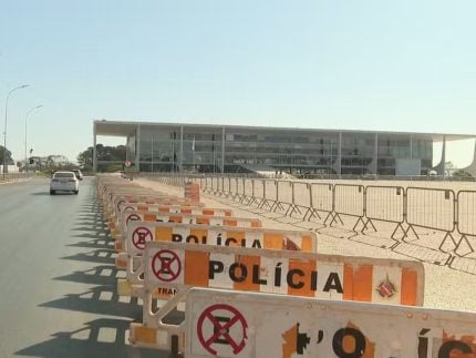 PM fecha Praça do Três Poderes após STF mandar retirar acampamento de deputados Bolsonaristas