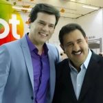 Celso Portiolli comove ao prestar apoio a Ratinho após morte da mãe