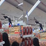 O Homem-aranha tá diferente! Homem se pendura no teto de mercado e é retirado por PM