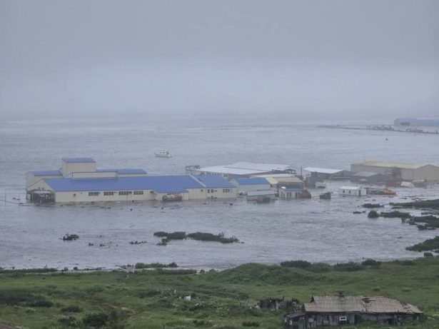 Rússia é atingida por tsunami após terremoto; Japão e Havaí emitem alerta de evacuação