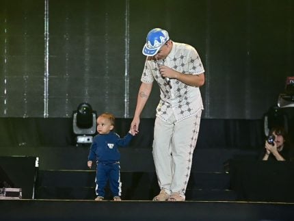 João Gomes leva o filho ao palco e encanta o público no São João de Caruaru