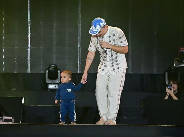 João Gomes leva o filho ao palco e encanta o público no São João de Caruaru