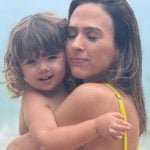 Tatá Werneck usa sapato da filha de 5 anos e fica em choque: “Calçamos o mesmo número”