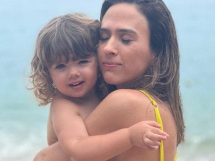 Tatá Werneck usa sapato da filha de 5 anos e fica em choque: “Calçamos o mesmo número”