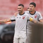 Com a braçadeira de capitão, Raul marca seu primeiro gol pelo Athletico e garante time nas semifinais do Paranaense