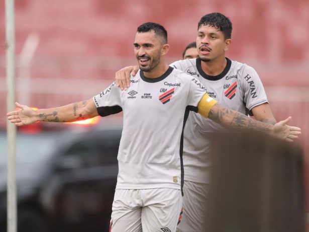 Com a braçadeira de capitão, Raul marca seu primeiro gol pelo Athletico e garante time nas semifinais do Paranaense