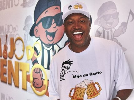 Thiaguinho brinda e faz pré-festa para a chegada do filho