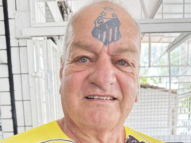 Bebê de 30 dias e escudo do Santos na testa: Torcedores aguardam Neymar na Vila