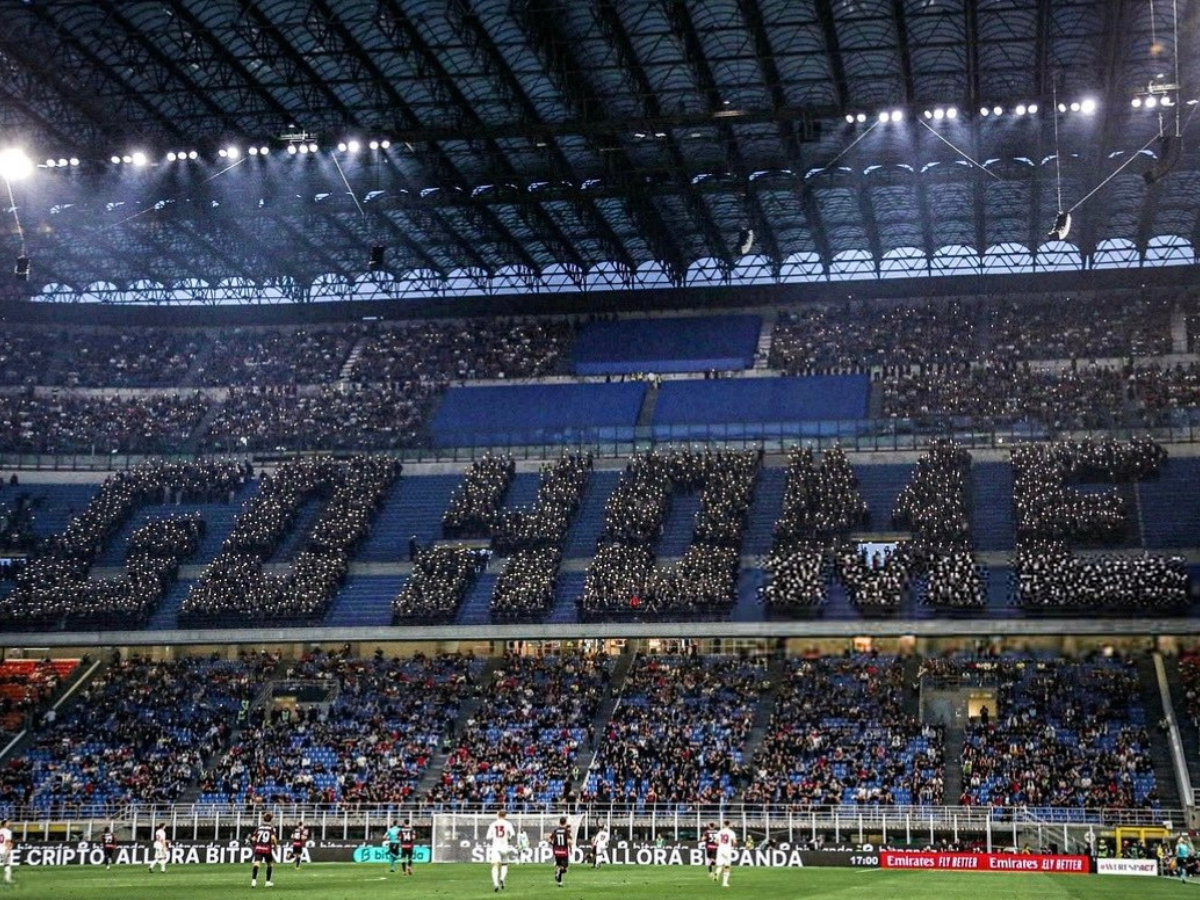 Torcida do Milan protesta contra direcao do time