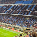Torcida do Milan protesta no San Siro e abandona estádio após 15 minutos de jogo