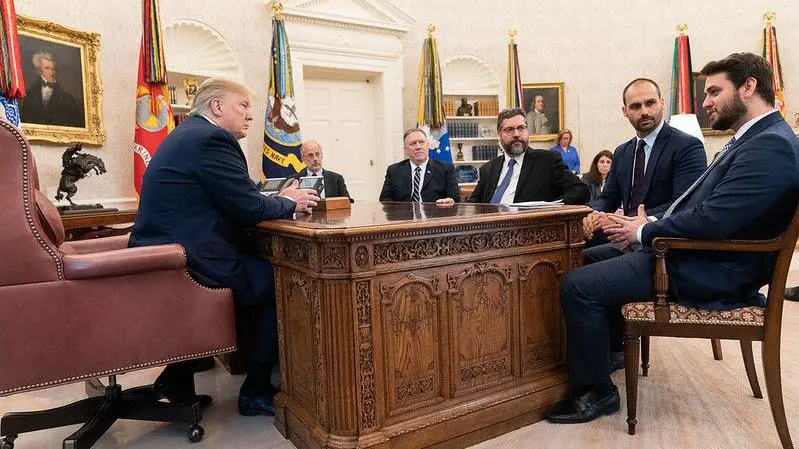 Trump veta diálogo com o Brasil e diplomatas acusam Eduardo Bolsonaro de boicotar negociações, diz colunista 1 Trump Eduardo 1