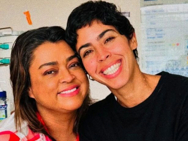 Ao vivo, Bela Gil se emociona ao falar de Preta Gil: “Minha maior inspiração”