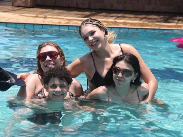Simony aproveita fim de ano em resort com família e fala de tratamento com imunoterapia