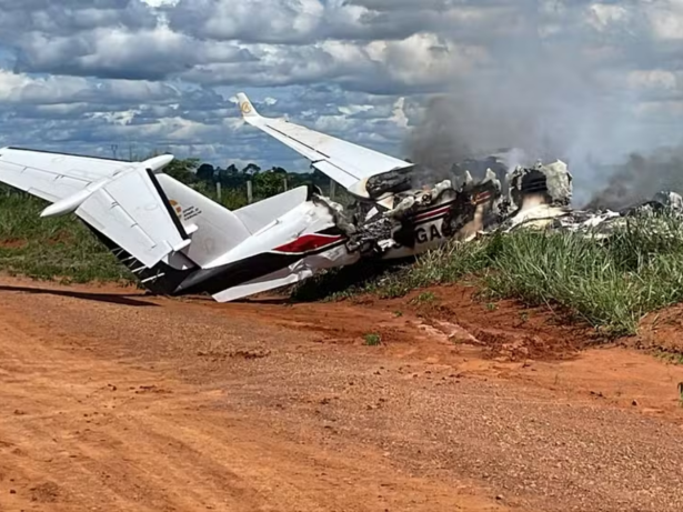 Avião com deputado federal e vereador faz pouso forçado e pega fogo em Rondônia