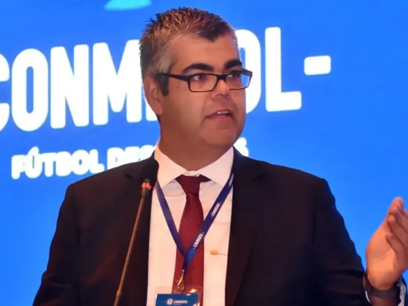 Fred Nantes, figurinha marcada em sorteios da CONMEBOL, foi demitido da entidade em outubro de 2025 / Reprodução CONMEBOL Fred Nantes, figurinha marcada em sorteios da CONMEBOL, foi demitido da entidade em outubro de 2025 / Reprodução CONMEBOL