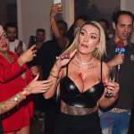 Cuspe, bebida pro alto e agressão: Andressa Urach e Juju Ferrari tem nova briga em festa