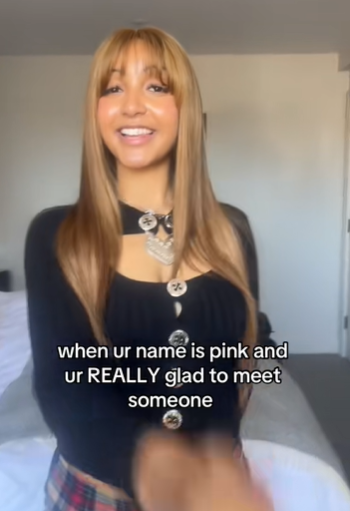 Reprodução / @pinkpantheress
