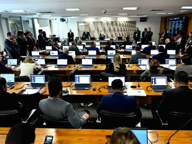 Senado aprova fim da reeleição e mandatos de 5 anos