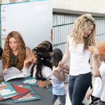 Além dos palcos, Shakira apoia a educação com fundação própria e projetos sociais