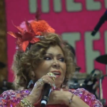 Podia não ser fake! Alcione se confunde e anuncia em show “vitória” de Fernanda Torres