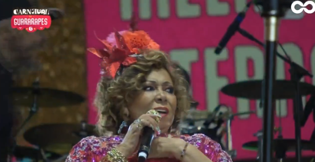 Podia não ser fake! Alcione se confunde e anuncia em show “vitória” de Fernanda Torres