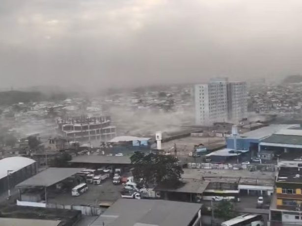 Ventos de mais de 90 km/h provocam queda de árvores, falta de luz e transtornos no RJ
