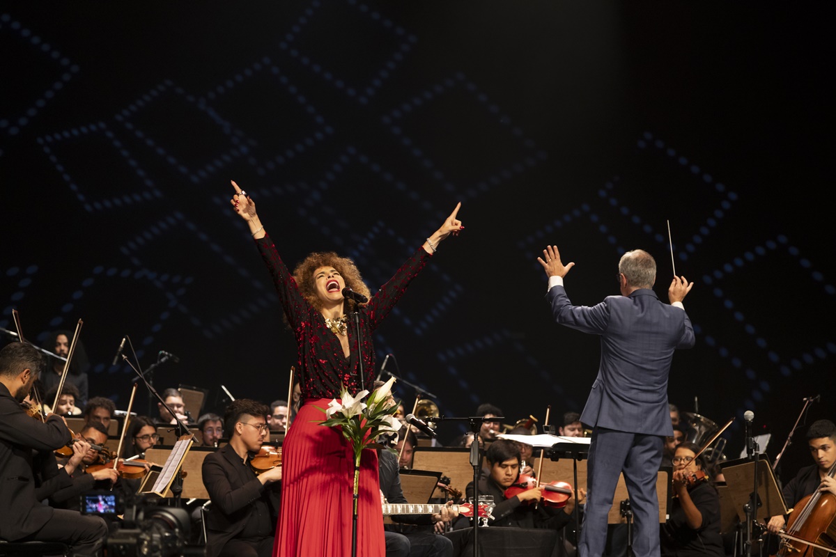 Vanessa da Mata e Orquestra Heliópolis unem o popular ao erudito em espetáculo no Teatro Bradesco / Foto: Bianca Tatamiya