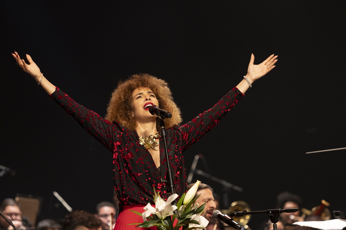 Vanessa da Mata e Orquestra Heliópolis unem o popular ao erudito em espetáculo no Teatro Bradesco / Foto: Bianca Tatamiya