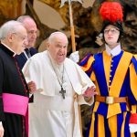 Vaticano informa que Papa Francisco permanecerá internado por tempo indeterminado