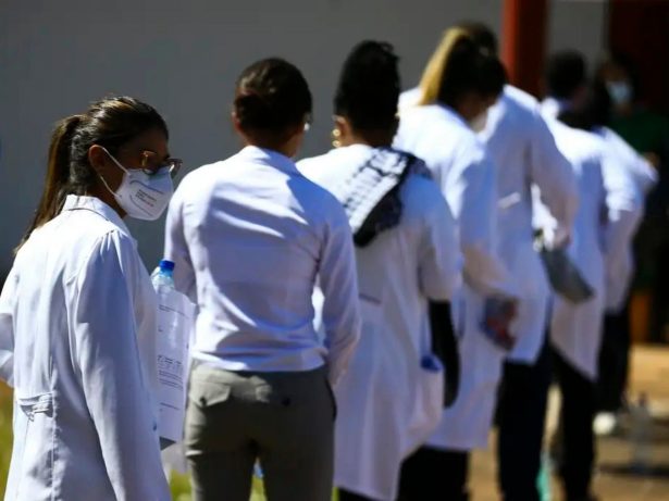 Candidato do Revalida relata prejuízo após anulação diferente de questões iguais às do Enamed