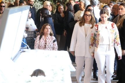 Janja presta homenagem à cantora Preta Gil em velório no Theatro Municipal do Rio