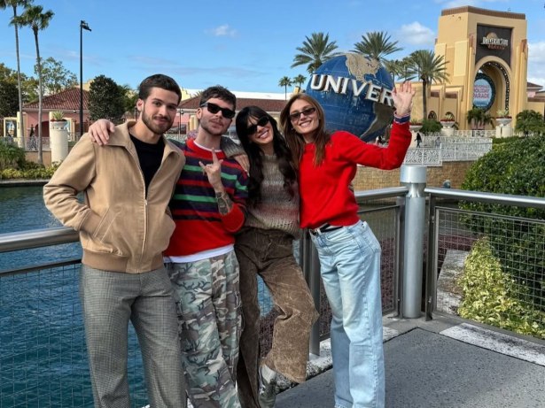 Bruna Marquezine, João Guilherme, Sasha e João Lucas curtem parques em Orlando juntos