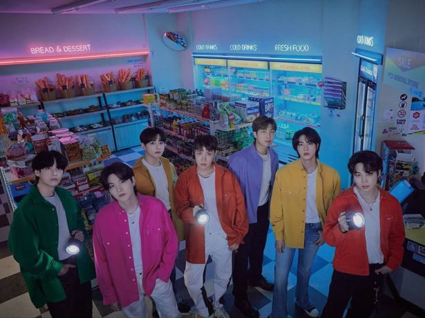 Comprar produtos BTS no Brasil ou viajar para Coreia? Valores de loja oficial surpreendem