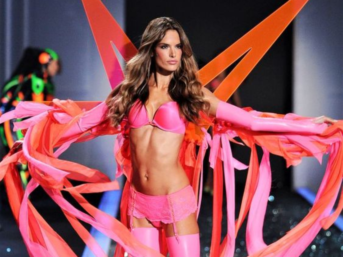 Alessandra Ambrosio  opening Victoria's Secret Fashion Show 2009 | Créditos: Reprodução