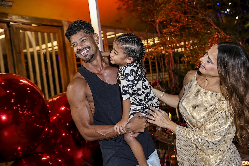 Viviane Araujo, Guilherme Miitão e o filho Joaquim ( Fotos Anderson Bordê / AgNews )
