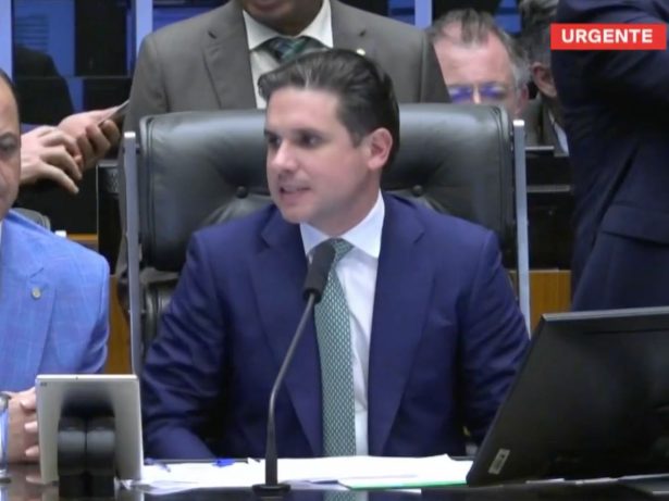 Na madrugada, Câmara aprova projeto que reduz penas, incluindo a de Bolsonaro
