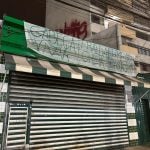 Torcedores do Palmeiras protestam com faixas após derrota em clássico